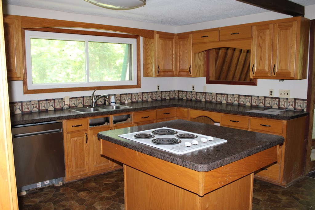 13893 County Road 100, Lakeville, Ohio 44638, 3 Bedrooms Bedrooms, ,2 BathroomsBathrooms,Residential,For Sale,County Road 100,9074089