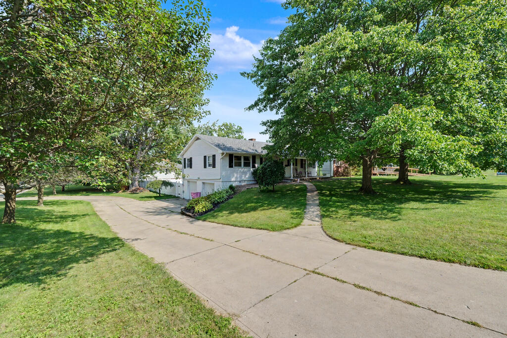 1081 Larchwood Road, Mansfield, Ohio 44907, 3 Bedrooms Bedrooms, ,2 BathroomsBathrooms,Residential,For Sale,Larchwood Road,20100299