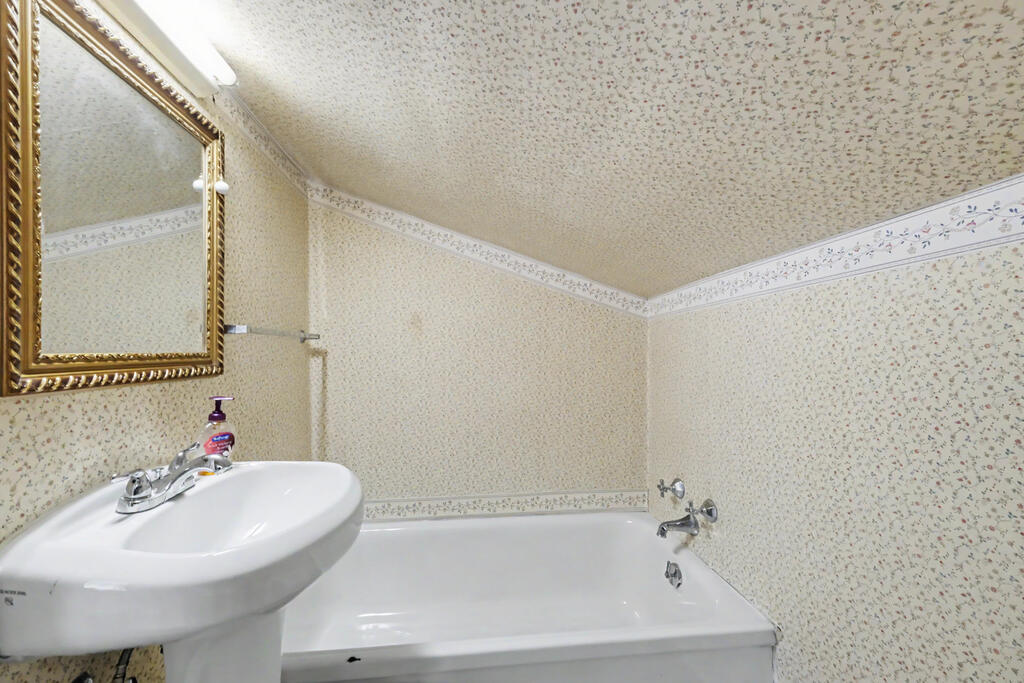 820 West Perry Street, Bucyrus, Ohio 44820, 5 Bedrooms Bedrooms, ,2 BathroomsBathrooms,Residential,For Sale,West Perry Street,20100307 820 West Perry Street, Bucyrus, Ohio 44820, 5 Bedrooms Bedrooms, ,2 BathroomsBathrooms,Residential,For Sale,West Perry Street,20100307