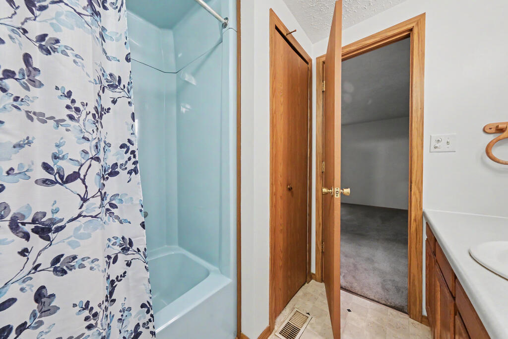 1383 Michigan Drive, Bucyrus, Ohio 44820, 3 Bedrooms Bedrooms, ,3 BathroomsBathrooms,Residential,For Sale,Michigan Drive,20100337