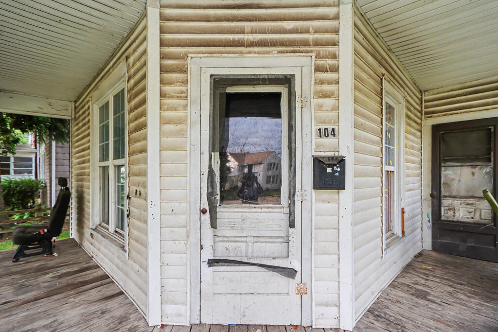 104 Washington Street, Willard, Ohio 44890, 4 Bedrooms Bedrooms, ,1 BathroomBathrooms,Residential,For Sale,Washington Street,20100458