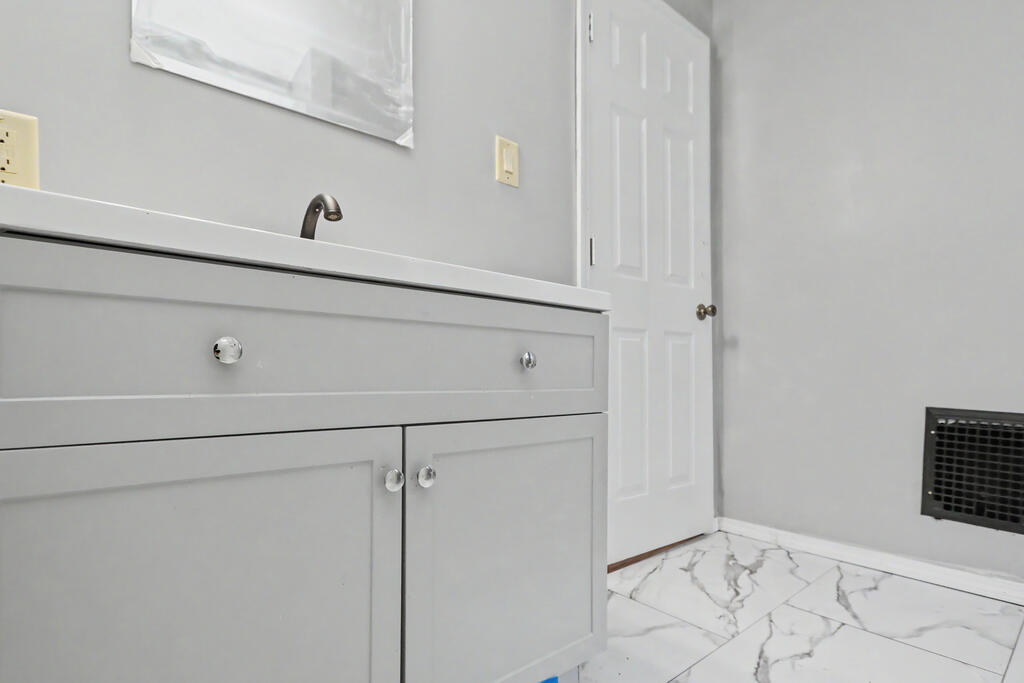 93 Helen Avenue, Mansfield, Ohio 44903, 3 Bedrooms Bedrooms, ,1 BathroomBathrooms,Residential,For Sale,Helen Avenue,20100525 93 Helen Avenue, Mansfield, Ohio 44903, 3 Bedrooms Bedrooms, ,1 BathroomBathrooms,Residential,For Sale,Helen Avenue,20100525