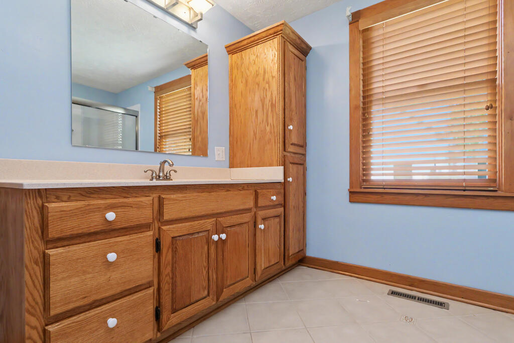 18 West Maxwell Drive, Shelby, Ohio 44875, 3 Bedrooms Bedrooms, ,3 BathroomsBathrooms,Residential,For Sale,West Maxwell Drive,20100551