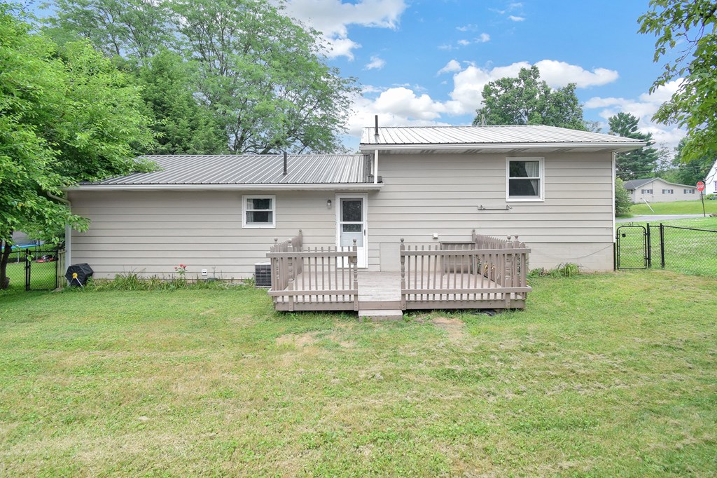 227 Pine Ave, Loudonville, Ohio 44842, 3 Bedrooms Bedrooms, ,1 BathroomBathrooms,Residential,For Sale,Pine Ave,9061259