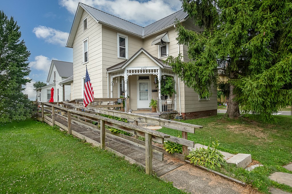 427 W Warren Street, Bucyrus, Ohio 44820, 4 Bedrooms Bedrooms, ,2 BathroomsBathrooms,Residential,For Sale,Warren Street,9061408