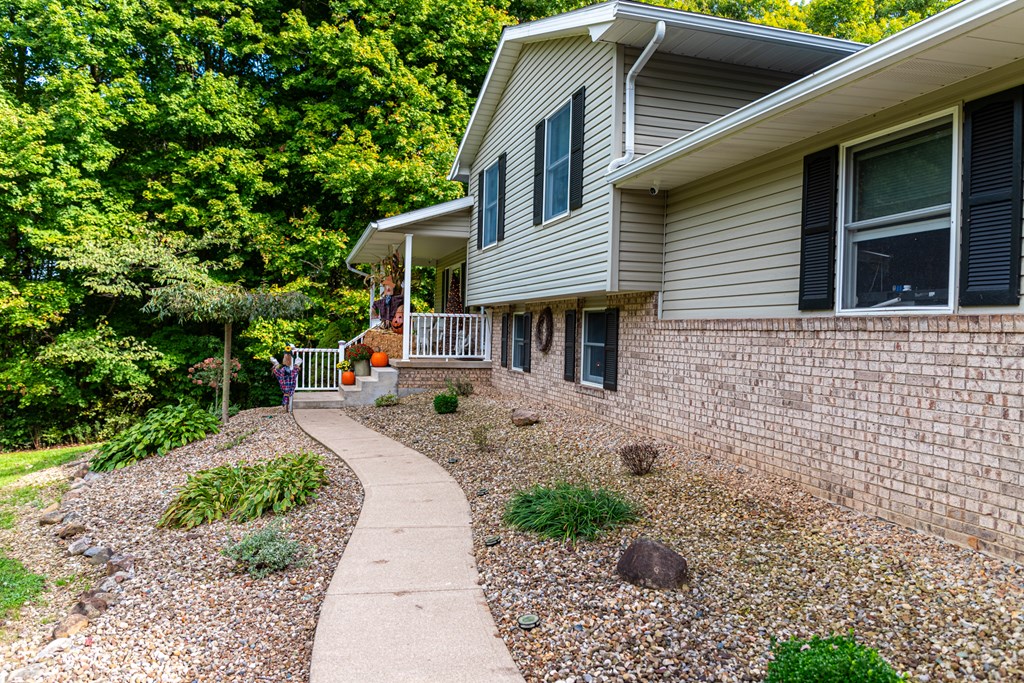 1303 Sweetbriar, Mansfield, Ohio 44903, 4 Bedrooms Bedrooms, ,2 BathroomsBathrooms,Residential,For Sale,Sweetbriar,9064238