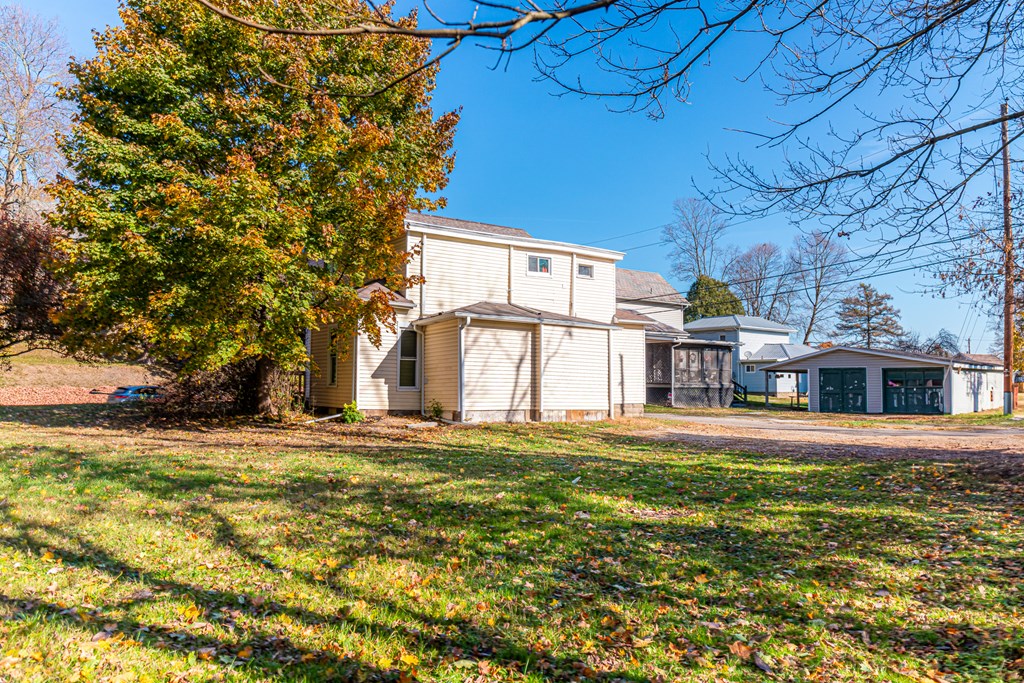 206 Coshocton Avenue, Mount Vernon, Ohio 43050, 6 Bedrooms Bedrooms, ,Residential Income,For Sale,Coshocton Avenue,9065450