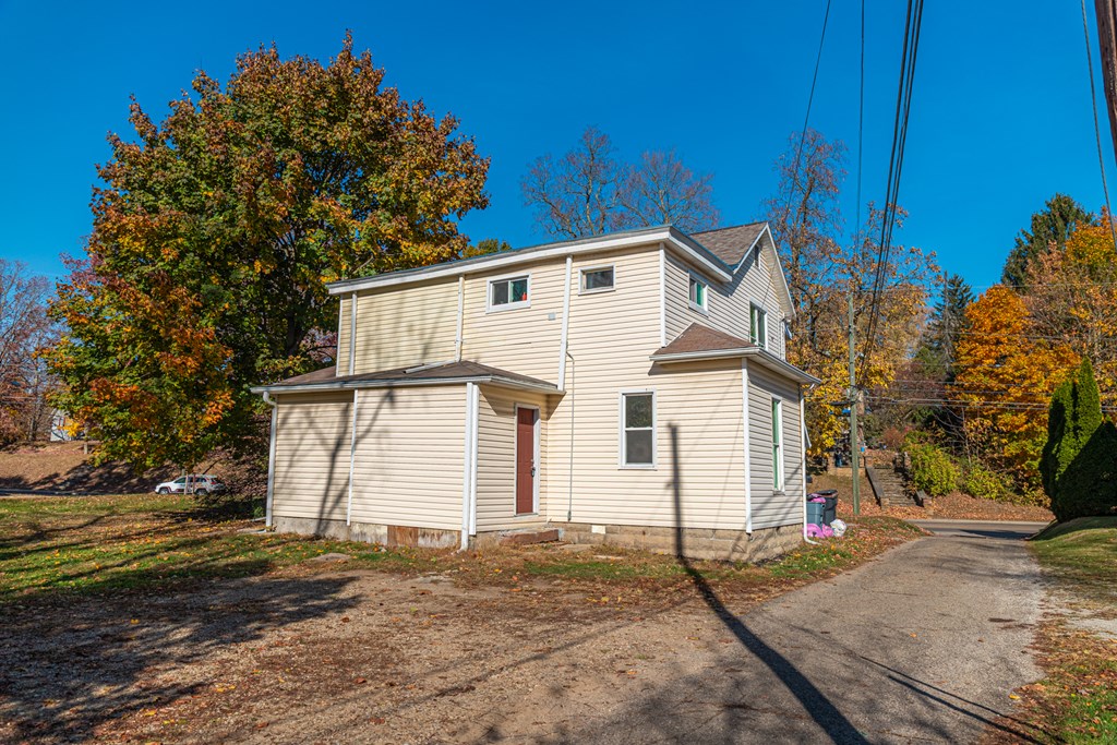 206 Coshocton Avenue, Mount Vernon, Ohio 43050, 6 Bedrooms Bedrooms, ,Residential Income,For Sale,Coshocton Avenue,9065450